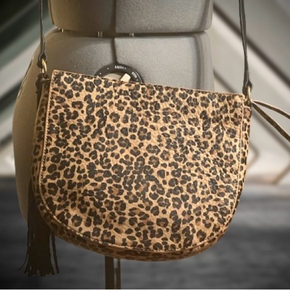 Isaac Mizrahi genuine pebble leather animal print crossbody bag - Picture 3 of 11